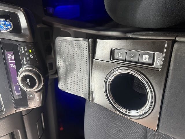 TOYOTA PRIUS ALPHA 2014 Image 31