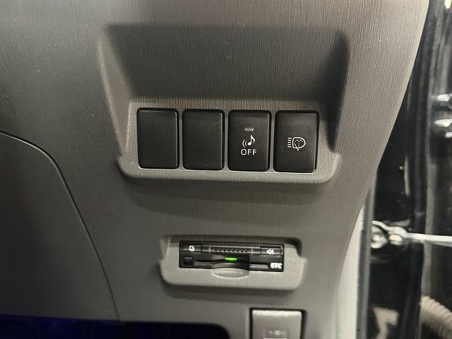 TOYOTA PRIUS ALPHA 2014 Image 31