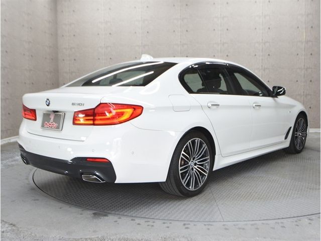 BMW 5SERIES SEDAN 2018 Image 31