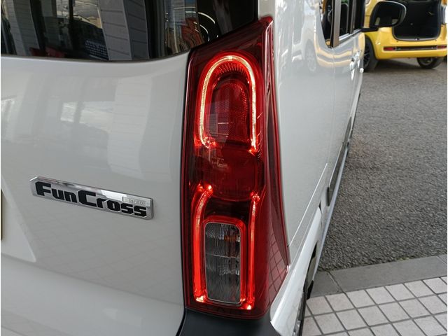 DAIHATSU TANTO FAN CROSS 2022 Image 31