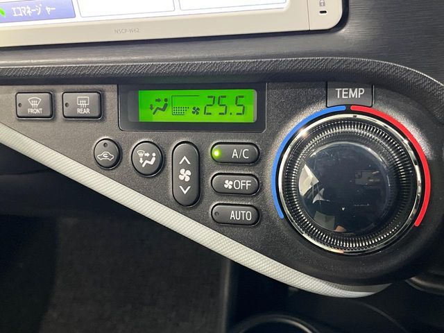 TOYOTA AQUA 2013 Image 31