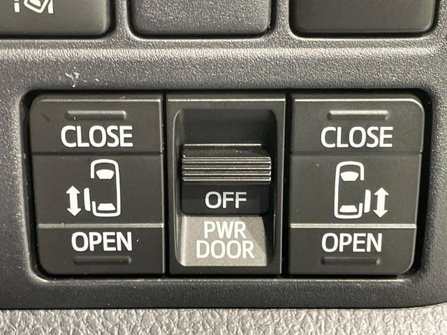 TOYOTA NOAH HYBRID 2018 Image 31