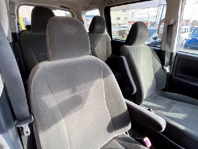 TOYOTA VOXY 2011 Image 31