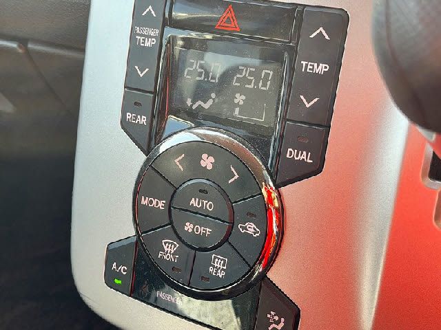 TOYOTA VOXY 2011 Image 31