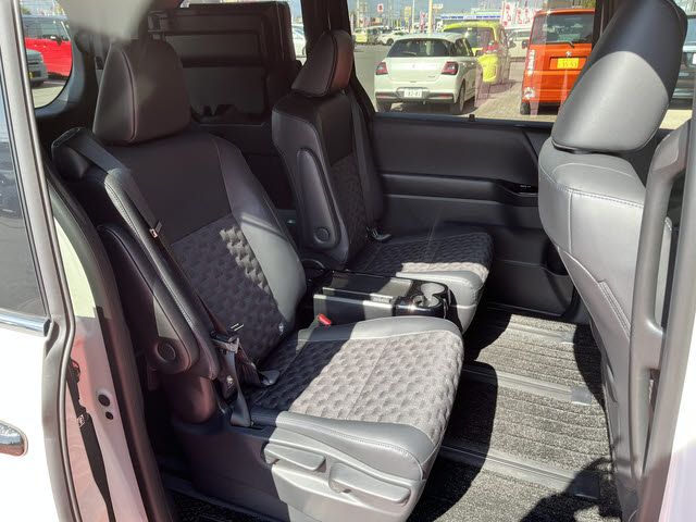 TOYOTA VOXY HYBRID 2023 Image 31