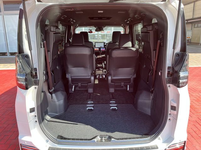 TOYOTA VOXY HYBRID 2023 Image 31