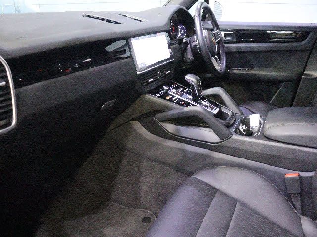 PORSCHE CAYENNE 2019 Image 31