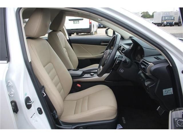 TOYOTA LEXUS IS300 2018 Image 31