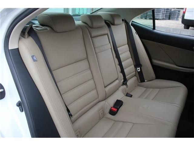 TOYOTA LEXUS IS300 2018 Image 31