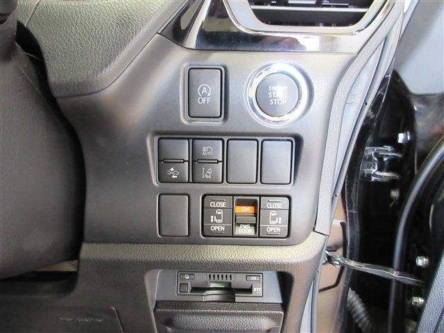 TOYOTA VOXY 2017 Image 31