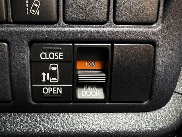 TOYOTA NOAH 2016 Image 31