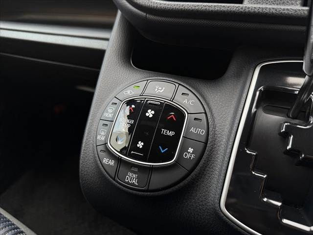 TOYOTA NOAH 2016 Image 31