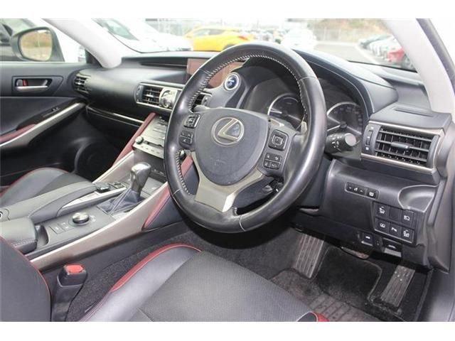 TOYOTA LEXUS IS300H 2017 Image 31