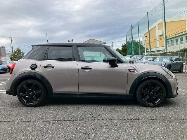 BMW MINI COOPER SD 5DOOR 2022 Image 31