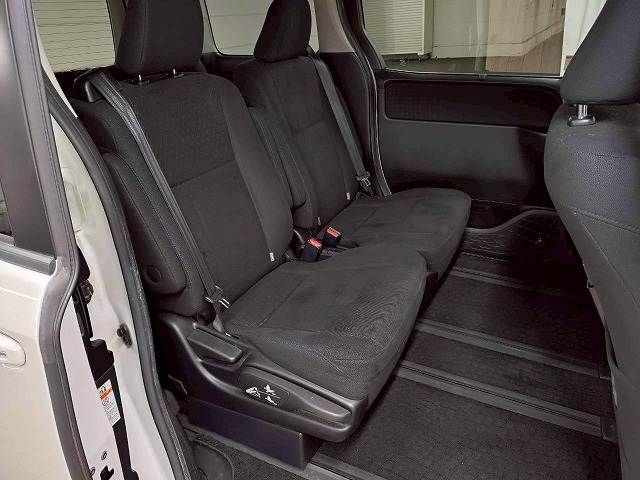 TOYOTA VOXY HYBRID 2014 Image 31