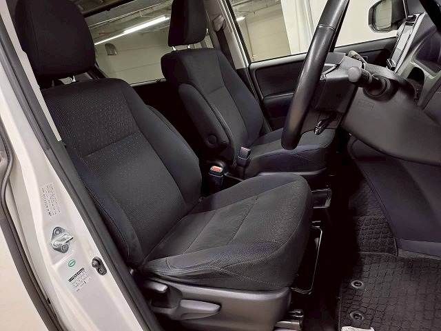 TOYOTA VOXY HYBRID 2014 Image 31