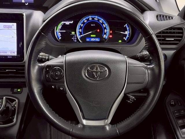 TOYOTA VOXY HYBRID 2014 Image 31