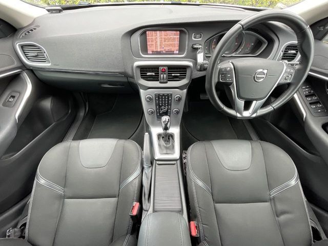 VOLVO V40 2018 Image 31