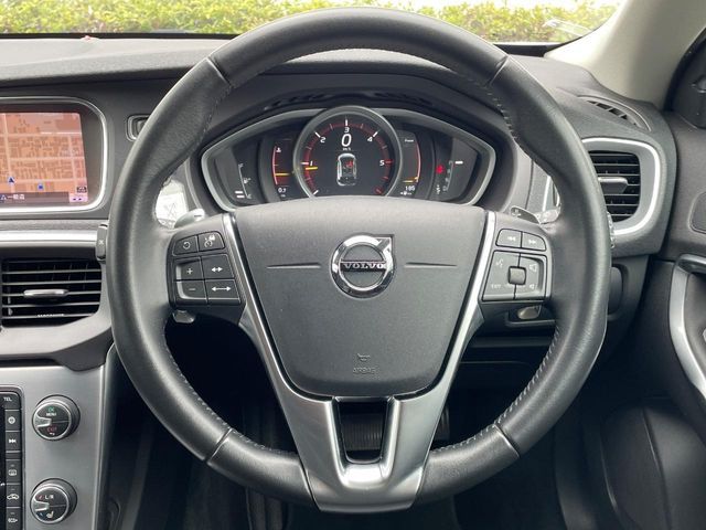 VOLVO V40 2018 Image 31