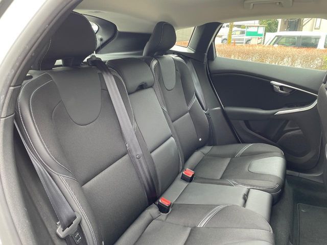 VOLVO V40 2018 Image 31