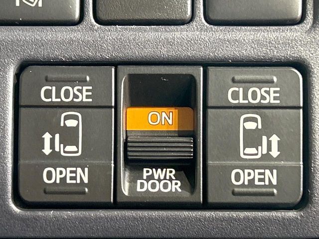 TOYOTA VOXY HYBRID 2017 Image 31