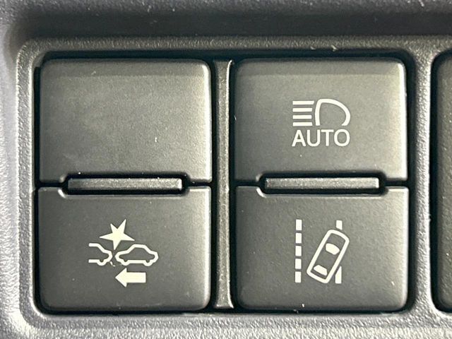 TOYOTA VOXY HYBRID 2017 Image 31