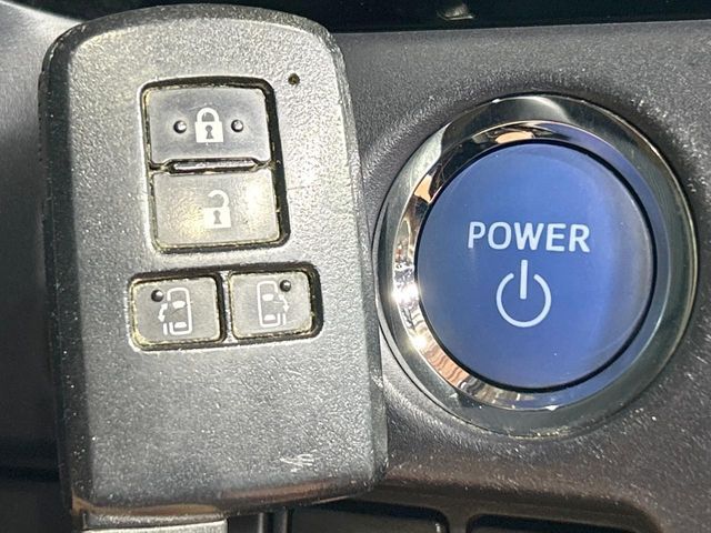 TOYOTA VOXY HYBRID 2017 Image 31