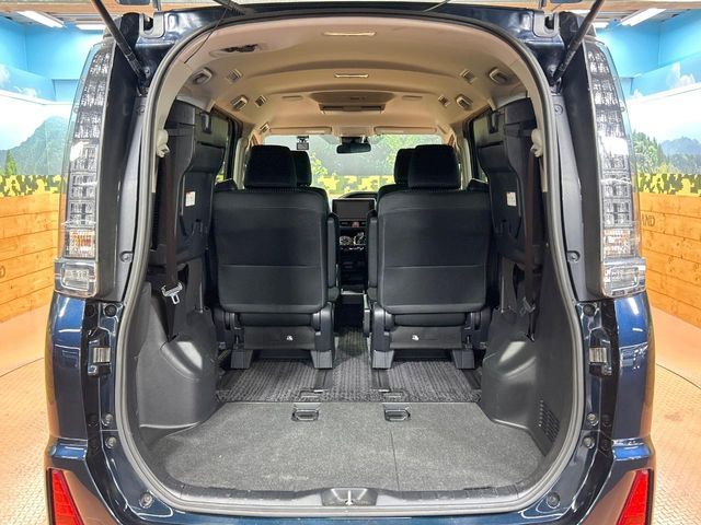 TOYOTA VOXY HYBRID 2017 Image 31