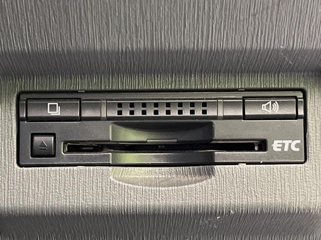 TOYOTA PRIUS ALPHA 2011 Image 31