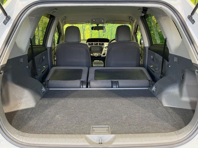 TOYOTA PRIUS ALPHA 2011 Image 31