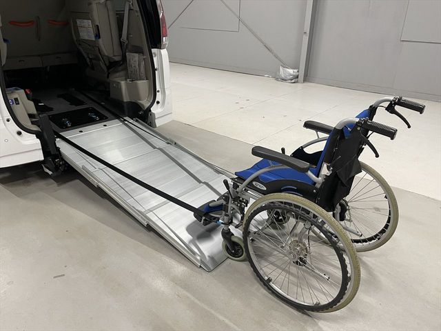 NISSAN SERENA  WG 2017 Image 31