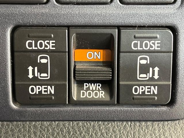 TOYOTA VOXY 2017 Image 31