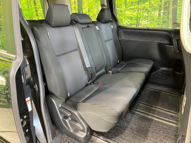 TOYOTA VOXY 2017 Image 31