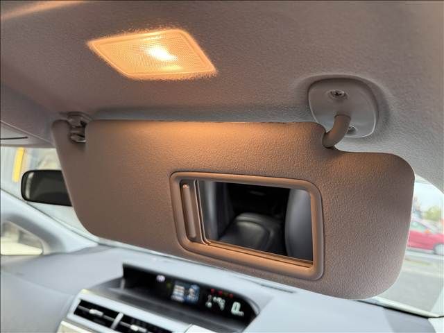 TOYOTA PRIUS ALPHA 2015 Image 31