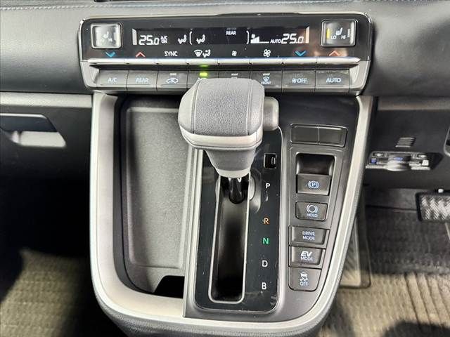 TOYOTA VOXY HYBRID 2022 Image 31