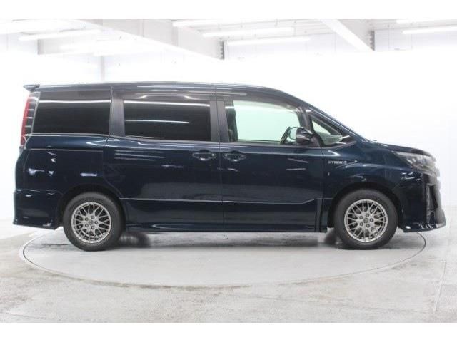 TOYOTA NOAH HYBRID 2017 Image 31