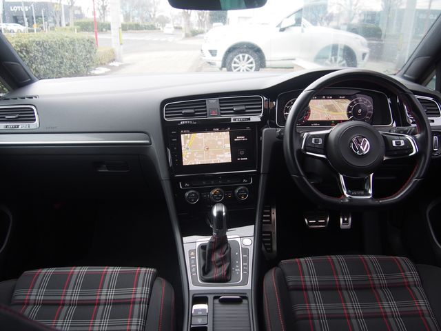 VOLKSWAGEN GOLF GTI 2018 Image 31