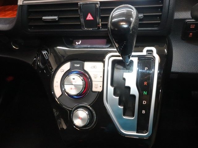 TOYOTA SIENTA HYBRID 2015 Image 31