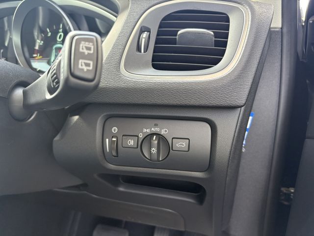 VOLVO V40 2013 Image 31