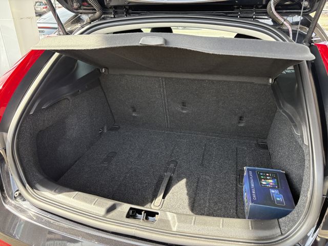 VOLVO V40 2013 Image 31