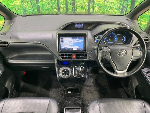 TOYOTA VOXY HYBRID 2017 Image 31