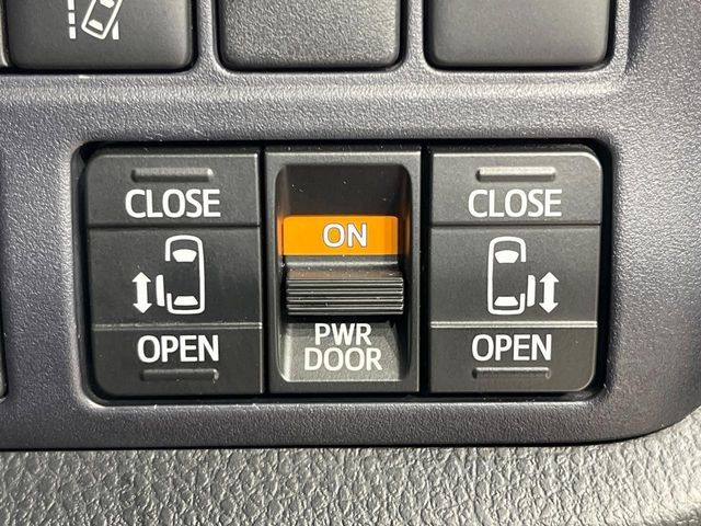 TOYOTA VOXY HYBRID 2017 Image 31