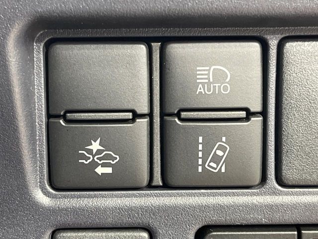 TOYOTA VOXY HYBRID 2017 Image 31