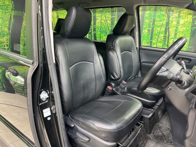 TOYOTA VOXY HYBRID 2017 Image 31