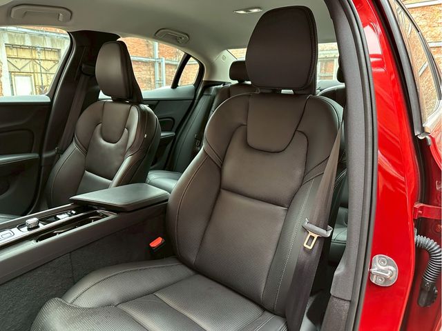 VOLVO S60 2023 Image 31