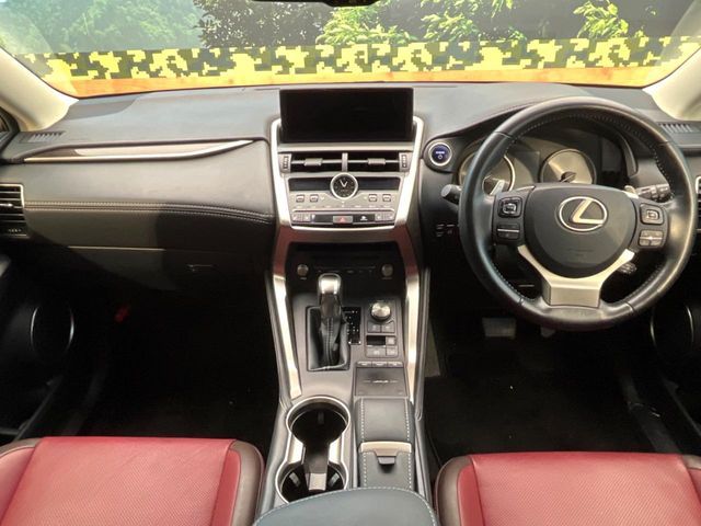 TOYOTA LEXUS NX300H 2018 Image 31