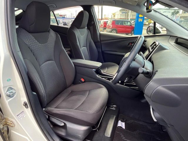 TOYOTA PRIUS 2017 Image 31