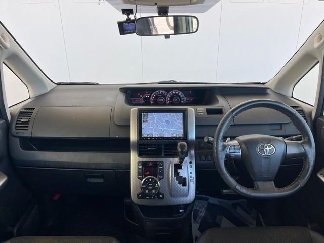 TOYOTA VOXY 2013 Image 31