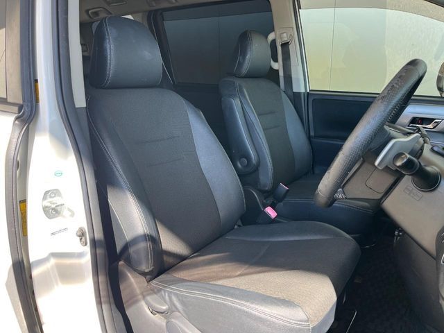 TOYOTA VOXY 2013 Image 31