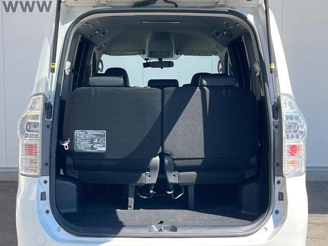 TOYOTA VOXY 2013 Image 31